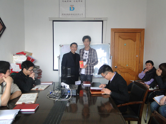 倡導(dǎo)學(xué)習(xí) 頒發(fā)“最愛學(xué)習(xí)獎(jiǎng)”