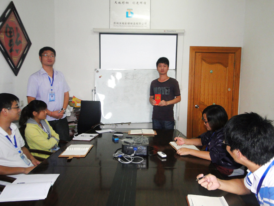 網(wǎng)絡(luò)部評(píng)選優(yōu)秀員工并實(shí)行獎(jiǎng)勵(lì)