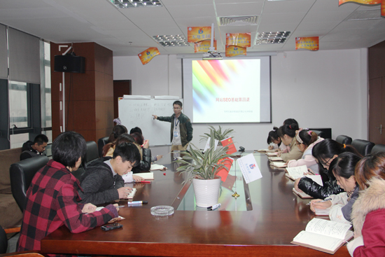 集裝箱活動房公司家人正在認(rèn)真記錄