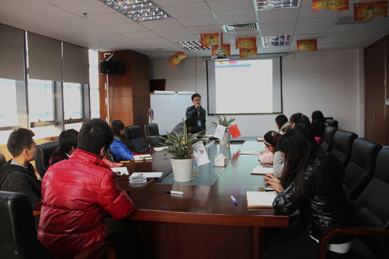 集裝箱房屋公司的家人們正在認(rèn)真聽(tīng)課