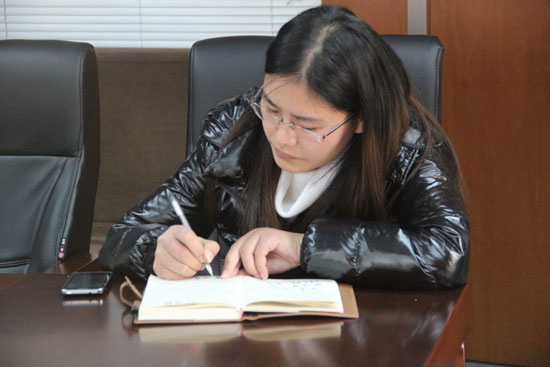 集裝箱房屋公司的推廣組組員正在認(rèn)真記筆記