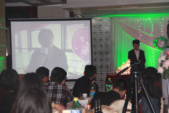 ����Ļ�ϣ��O��ף�׸����»�옷(l��)