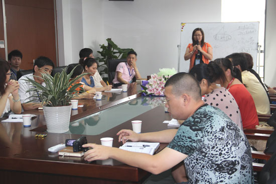 網(wǎng)絡(luò)部主管孫海霞給大家講“網(wǎng)絡(luò)營銷三步法則”