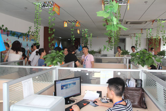 旭日裝飾團隊參觀天地彩鋼網(wǎng)絡(luò)營銷團隊