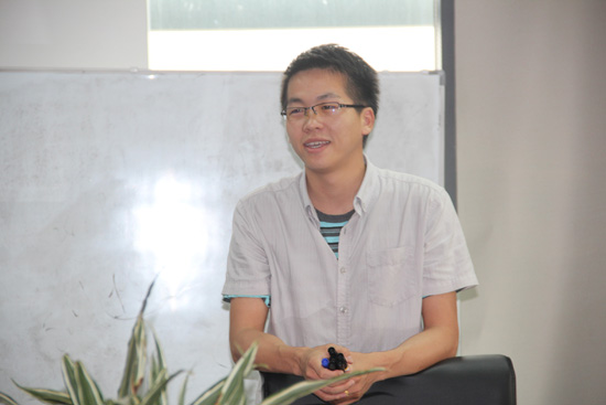 易副總在給員工做培訓(xùn)