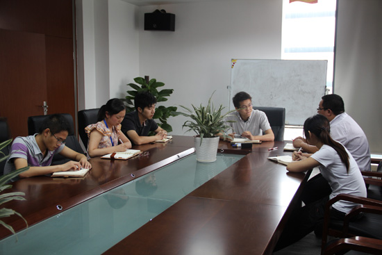 模擬現(xiàn)場與客戶交談