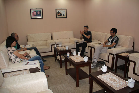 俞總向大家介紹天地彩鋼營(yíng)銷(xiāo)模式