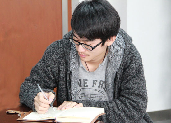 集裝箱房屋公司的推廣組家人正在認(rèn)真記筆記