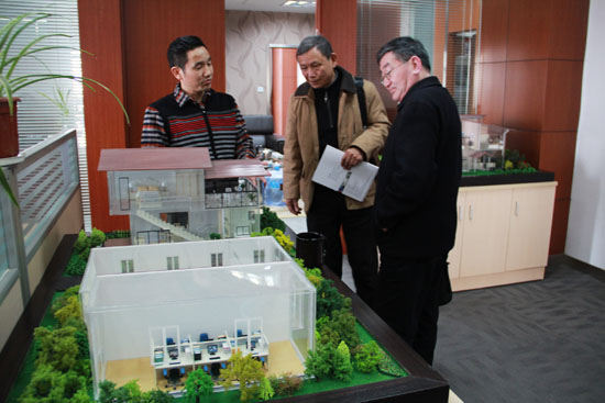 集裝箱房屋公司的中小企業(yè)協(xié)會(huì)領(lǐng)導(dǎo)們參觀天地產(chǎn)品模型