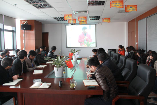 集裝箱活動房公司的家人們觀看《2013,我們的承諾》視頻