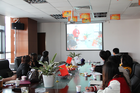 住人集裝箱公司的大家正在觀看視頻