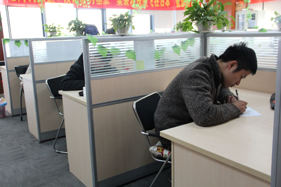 集裝箱房屋公司的家人們正在認(rèn)真答卷