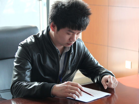 集裝箱房屋公司的蘇總監(jiān)在批改試卷