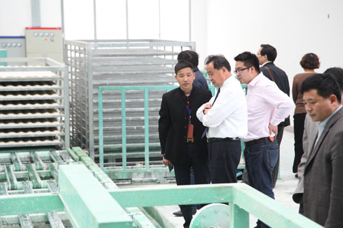 集裝箱房屋公司的董事長俞方偉參觀藍(lán)天永樂生產(chǎn)車間