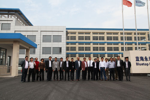 集裝箱活動房公司董事長與會人員合影