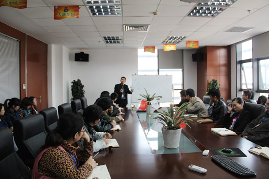 集裝箱活動房公司的家人們正在認(rèn)真聆聽