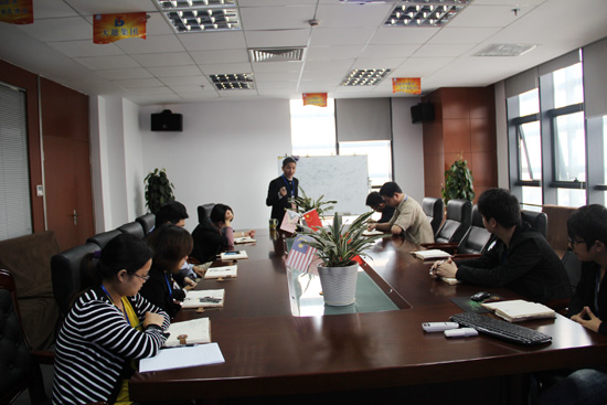 集裝箱房屋公司的各部門(mén)領(lǐng)導(dǎo)正在探討如何打造鋼鐵團(tuán)隊(duì)