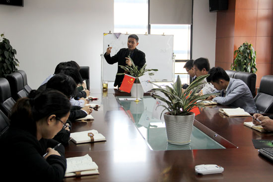 晨會上集裝箱房屋公司的俞總宣布公司組織架構(gòu)的調(diào)整決定